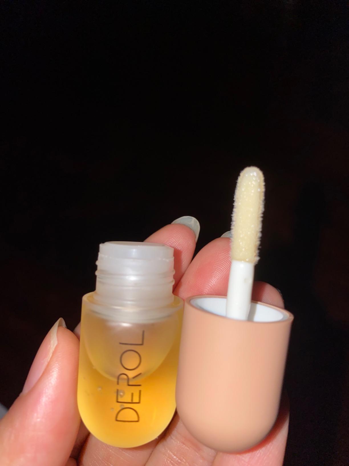 سيروم لتكبير الشفاه - يرطب ويمنح الشفاه مظهراً ممتلئاً