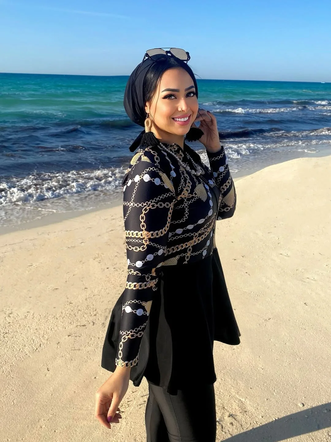 بوركيني فاخر بالأسود والذهبي