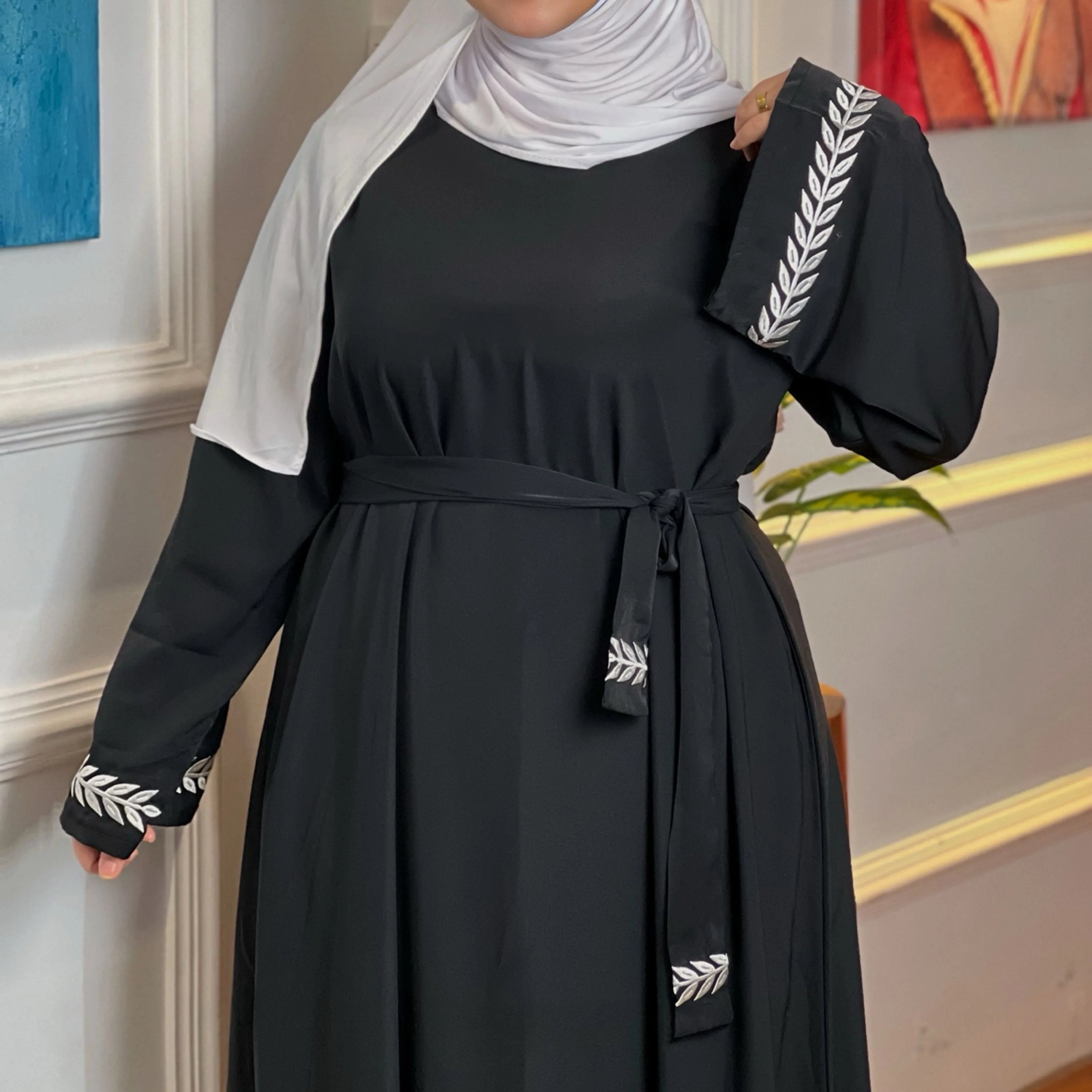 فستان أنيق للمحجبات وغير المحجبات.. إطلالة راقية للخروج والمناسبات