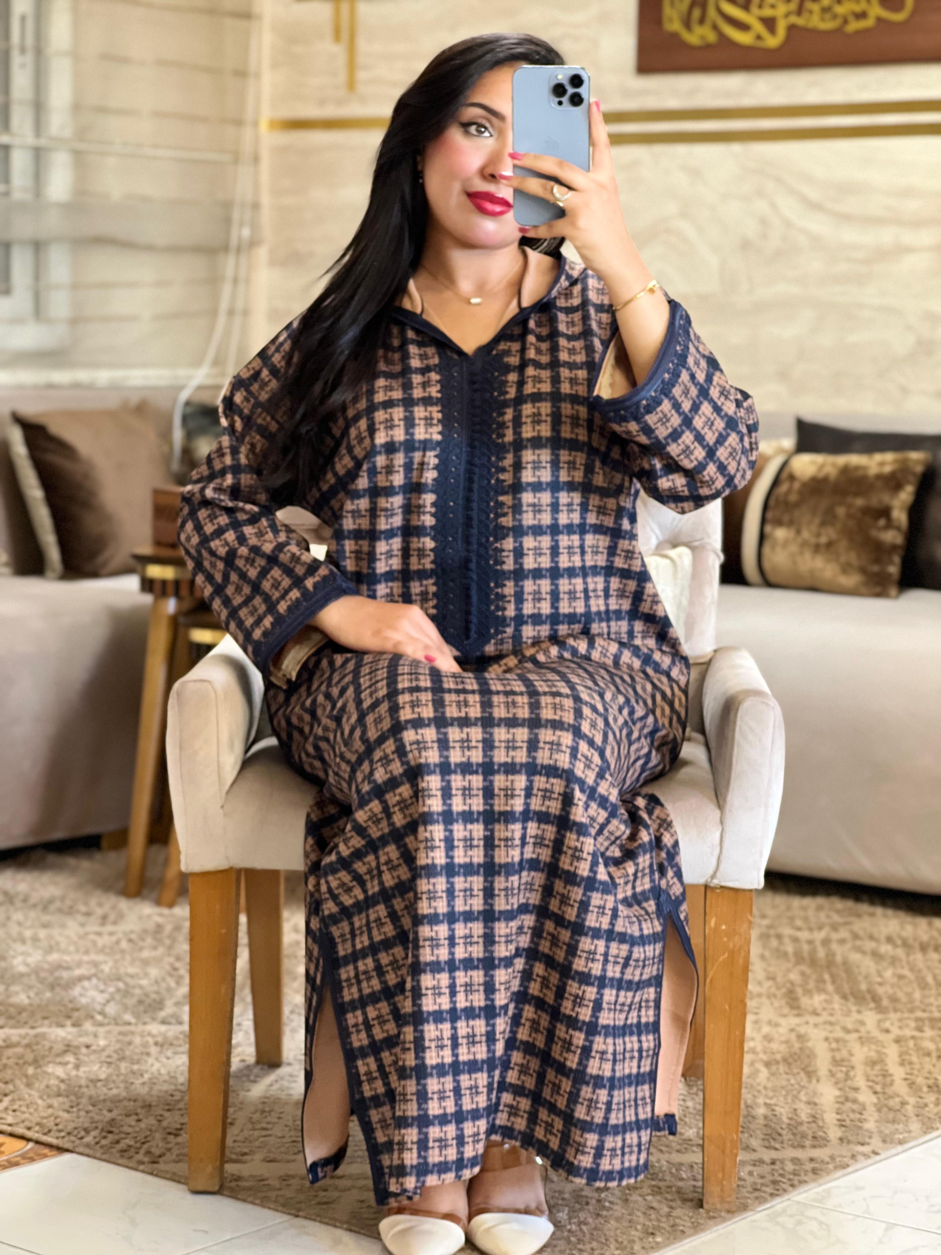 جلابة بنقوش مربعة من صوف مستورد بتصميم عصري وأنيق 🖤(299 DH)