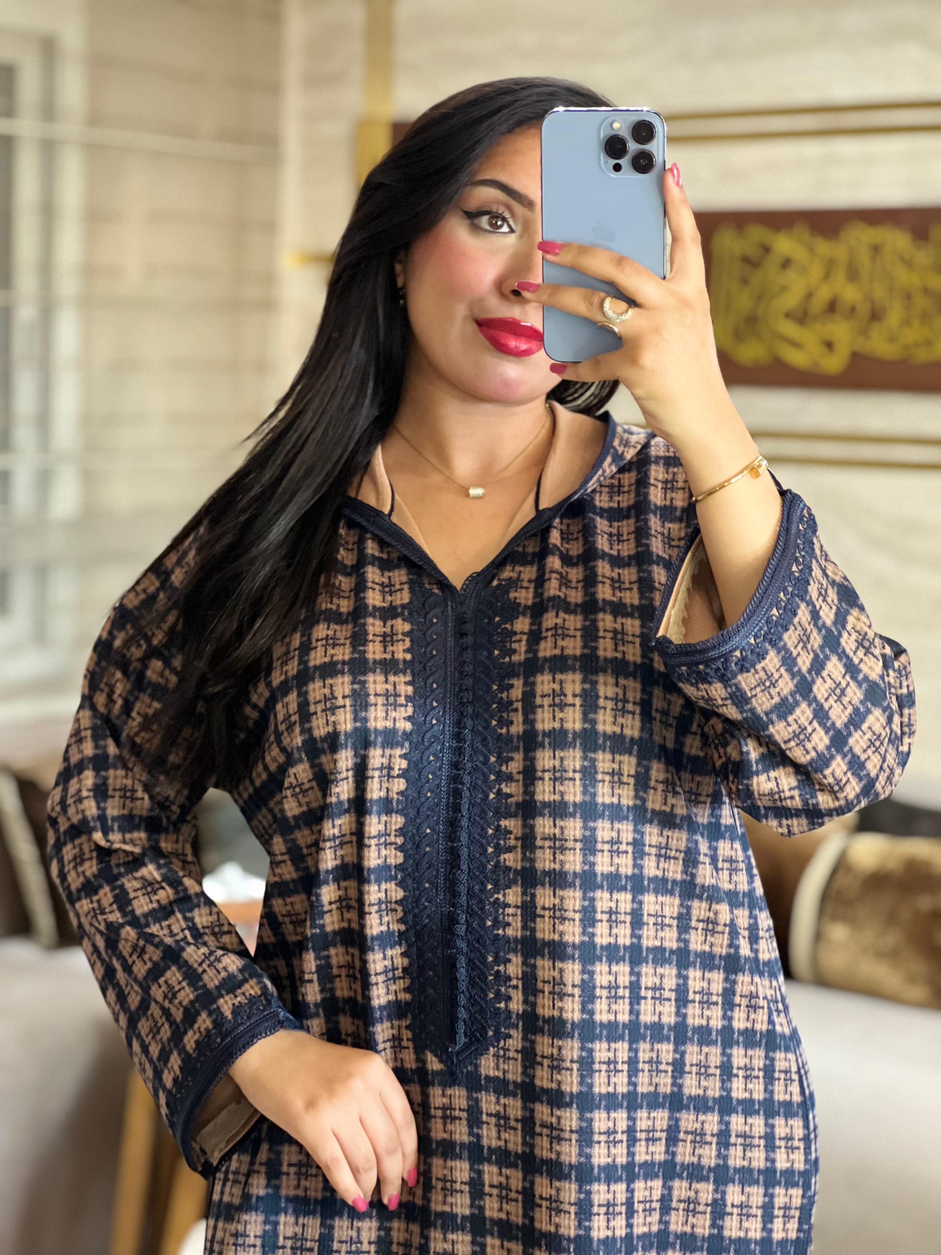 جلابة بنقوش مربعة من صوف مستورد بتصميم عصري وأنيق 🖤(299 DH)