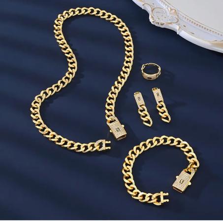 طقم فاخر  متكوّن من 5 قطع أنيقة