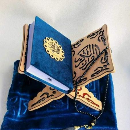 طاقم  مصحف و سجادة الصلاة +  مسبحة+ مقرأ هدية مجانا