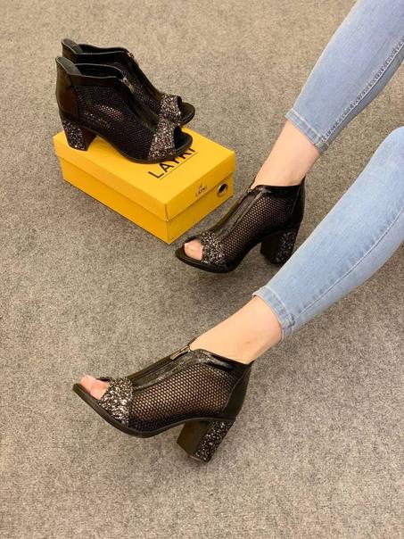 Dybala chaussures pour femmes en noir avec Pierres en avant et en arrière