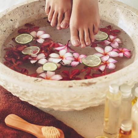 العناية  بالقدمين