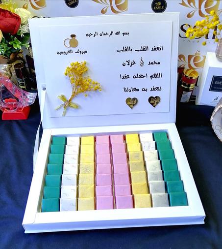 علبة شوكولاتة فاخرة بتصميم أنيق لتهنئة العروسين