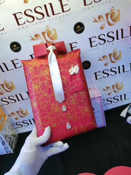 "علبة هدايا "  حب مغلف بعناية