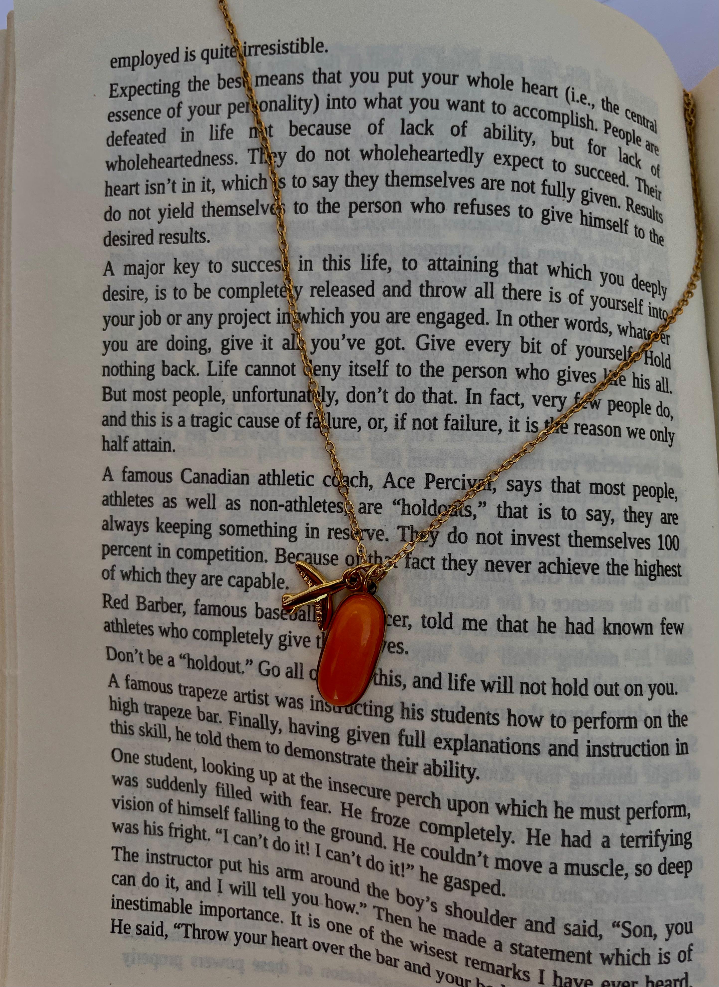 Take me home - Collier placiore avec pendentif avion et pierre orange