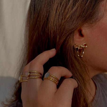 Boucles d’oreilles nœud et bagues placiore – Bijoux tendance femme 2025