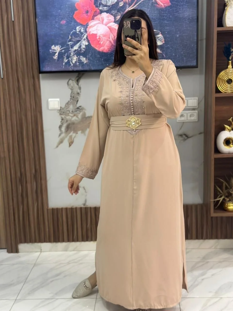 قفطان أنيق مطرّز بدقة ومزيّن بحبات اللؤلؤ