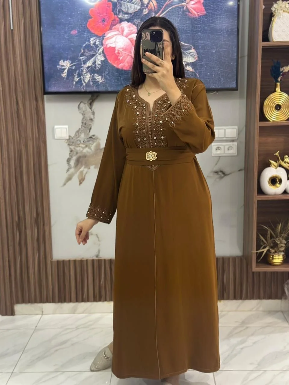 قفطان أنيق مطرّز بدقة ومزيّن بحبات اللؤلؤ
