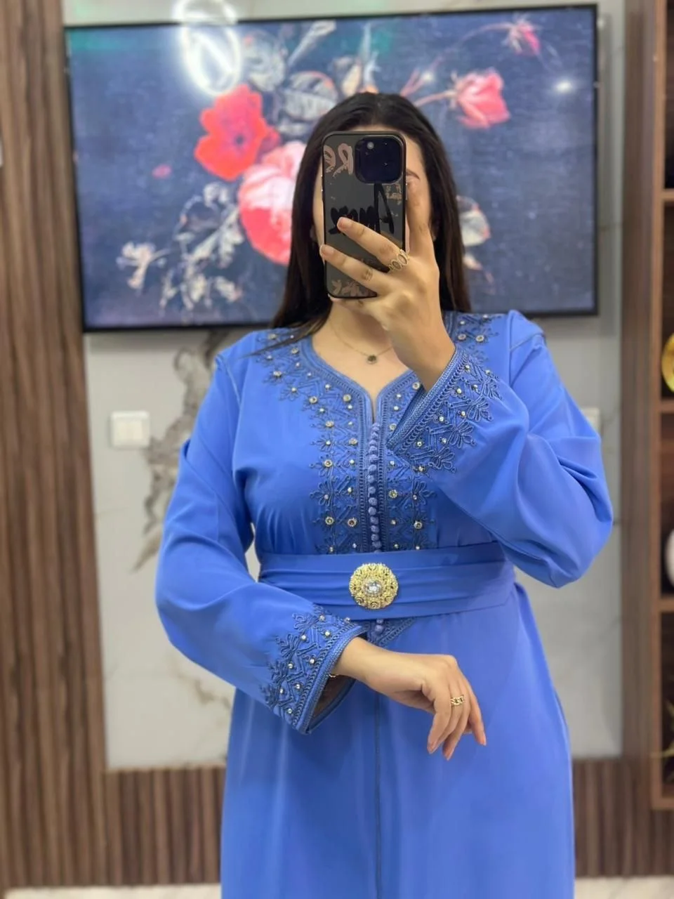 قفطان أنيق مطرّز بدقة ومزيّن بحبات اللؤلؤ