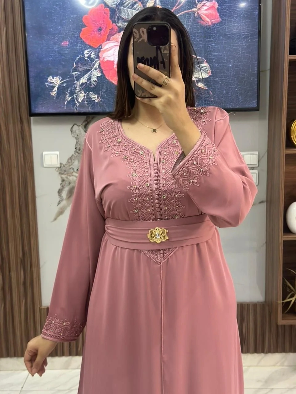 قفطان أنيق مطرّز بدقة ومزيّن بحبات اللؤلؤ