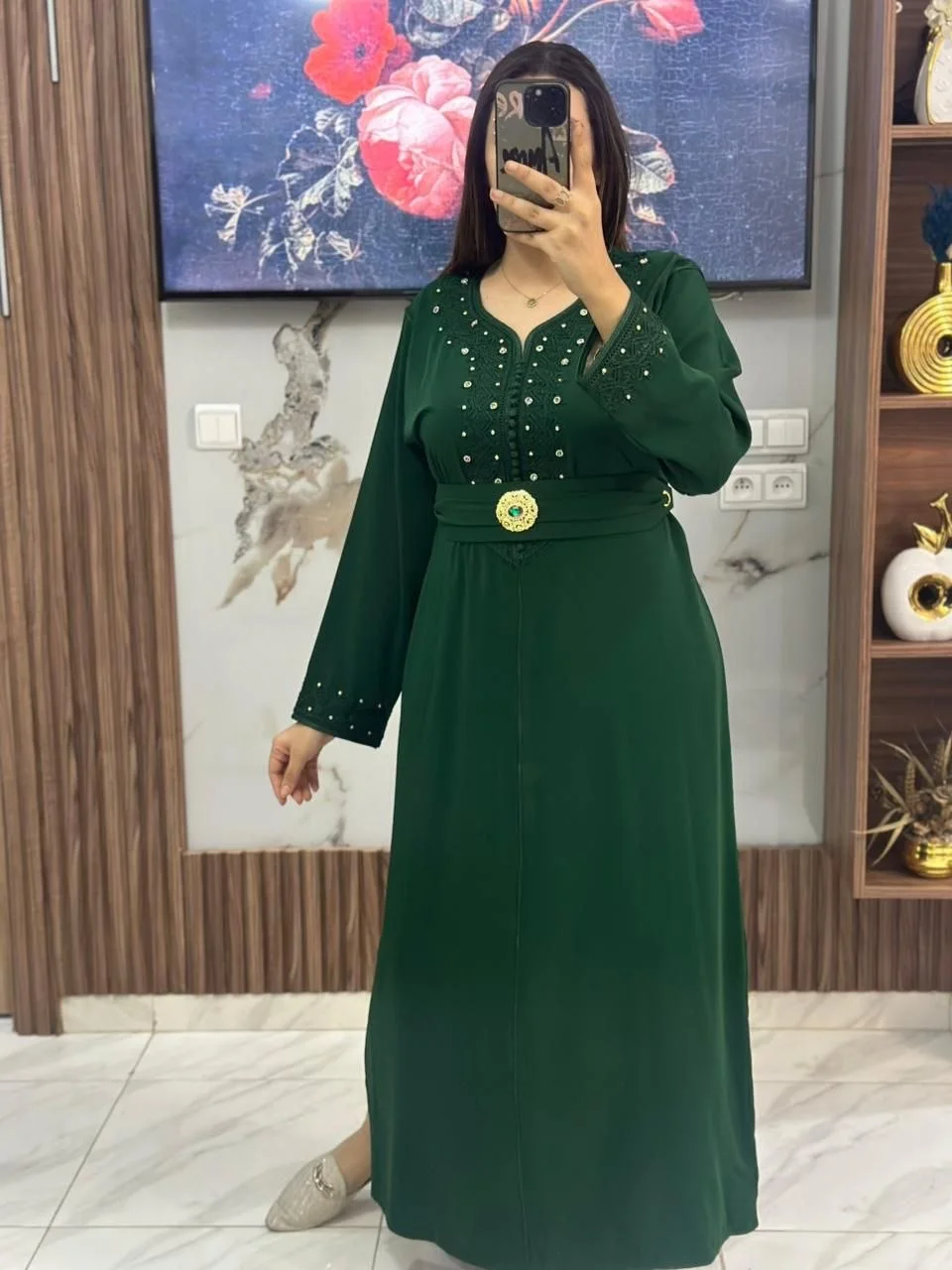 قفطان أنيق مطرّز بدقة ومزيّن بحبات اللؤلؤ