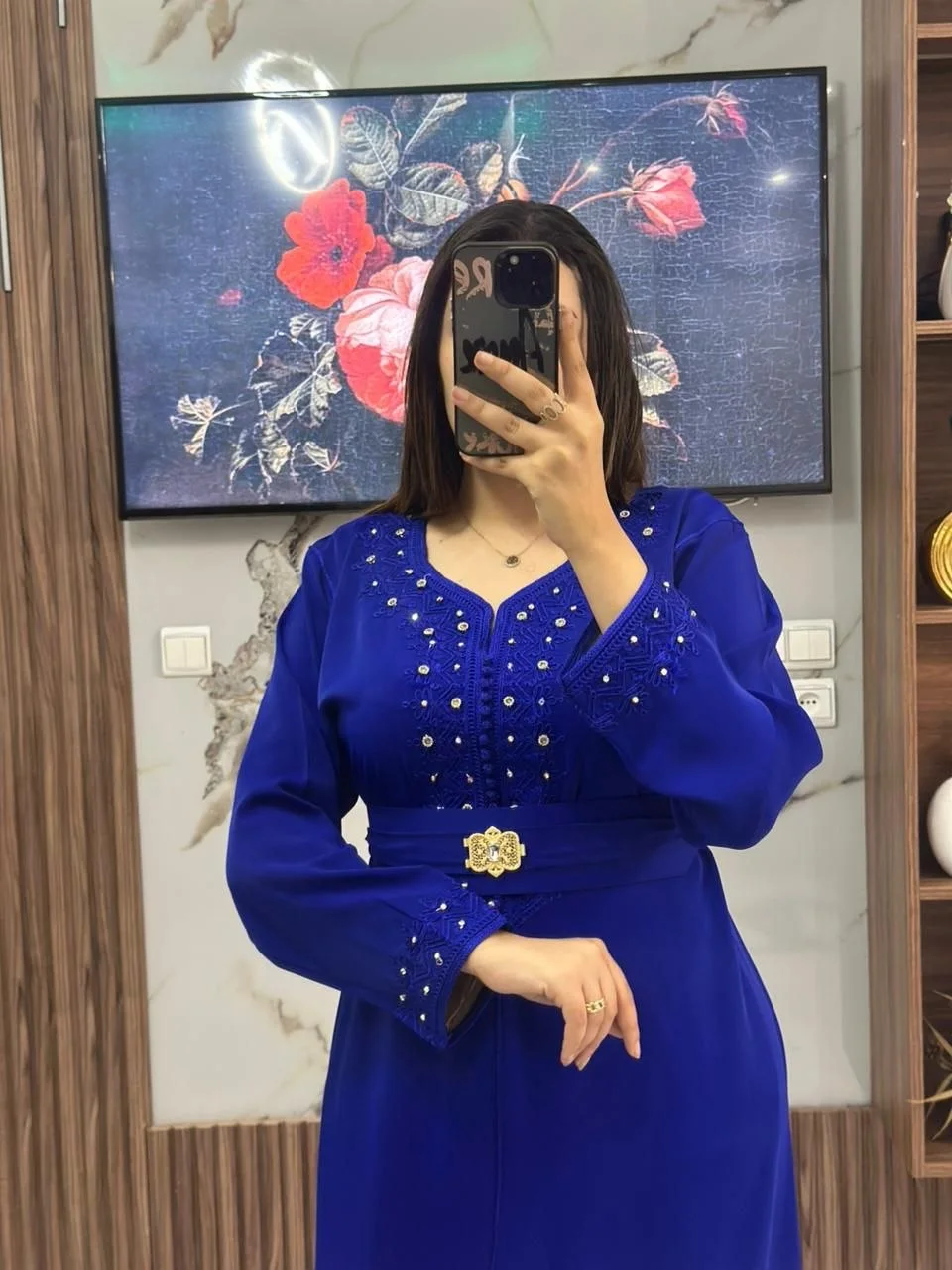 قفطان أنيق مطرّز بدقة ومزيّن بحبات اللؤلؤ