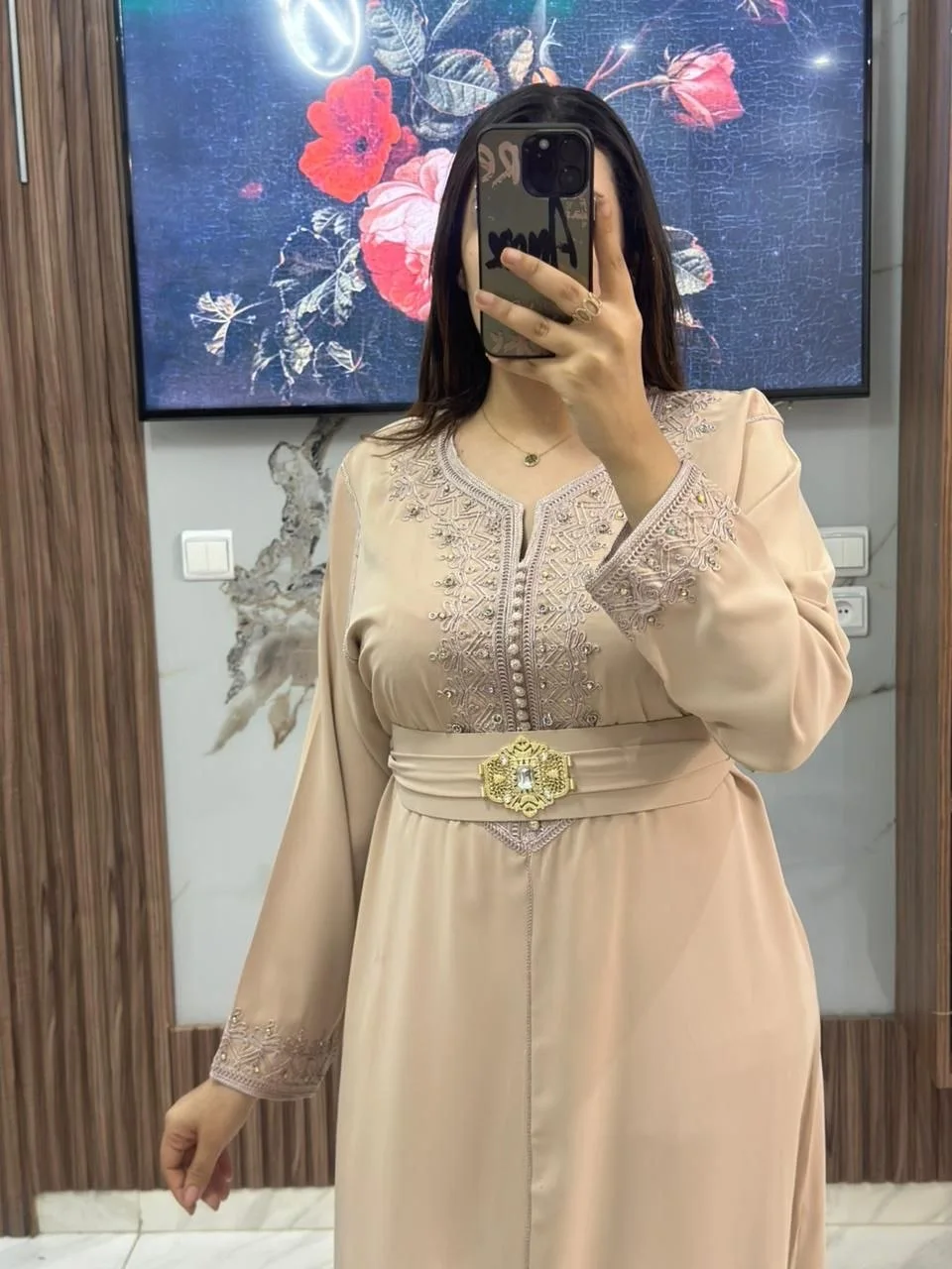قفطان أنيق مطرّز بدقة ومزيّن بحبات اللؤلؤ