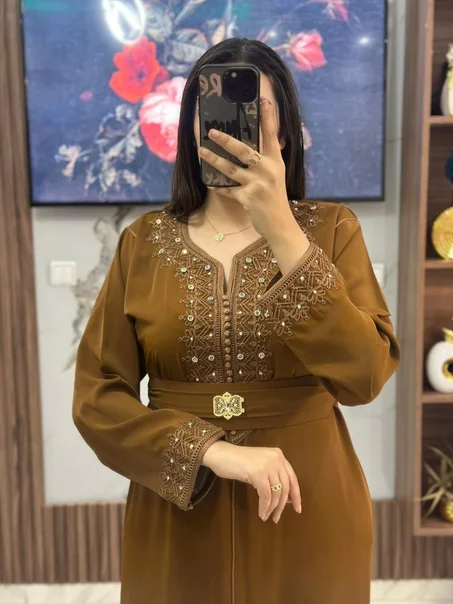 قفطان أنيق مطرّز بدقة ومزيّن بحبات اللؤلؤ