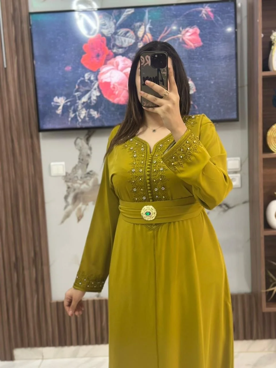 قفطان أنيق مطرّز بدقة ومزيّن بحبات اللؤلؤ