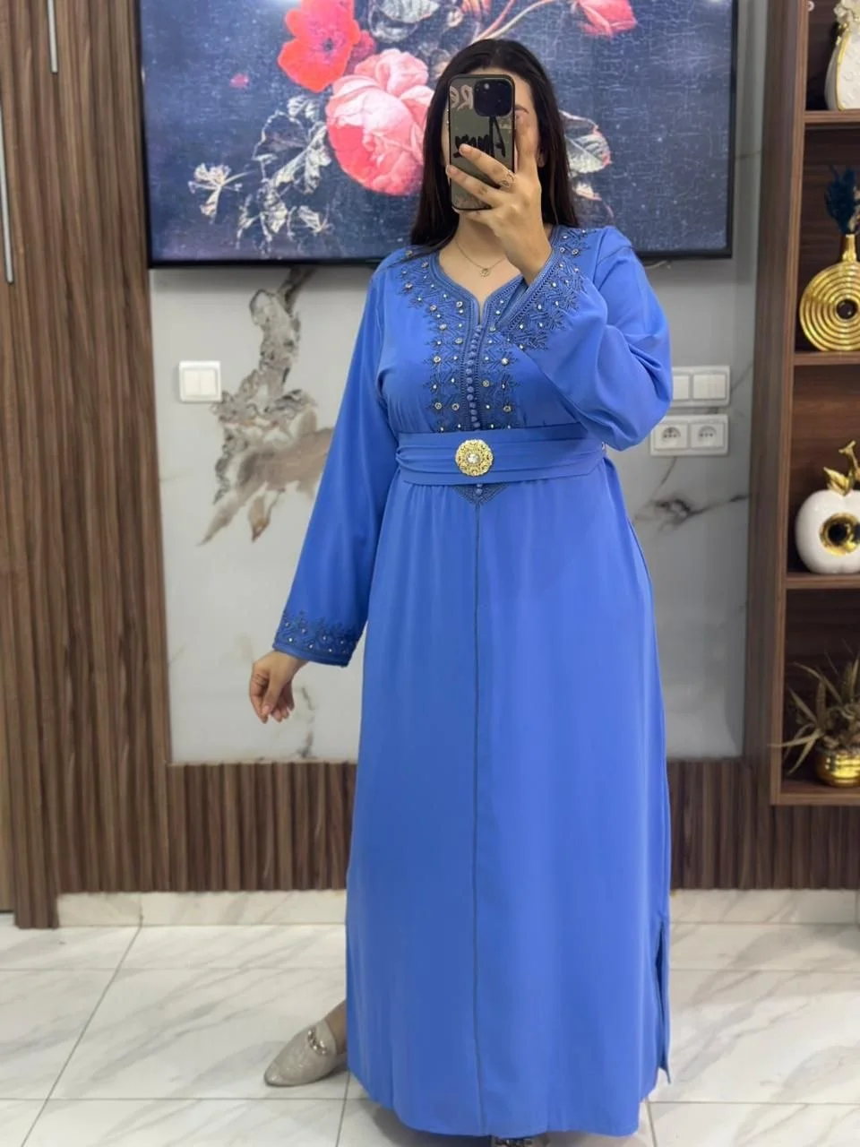 قفطان أنيق مطرّز بدقة ومزيّن بحبات اللؤلؤ