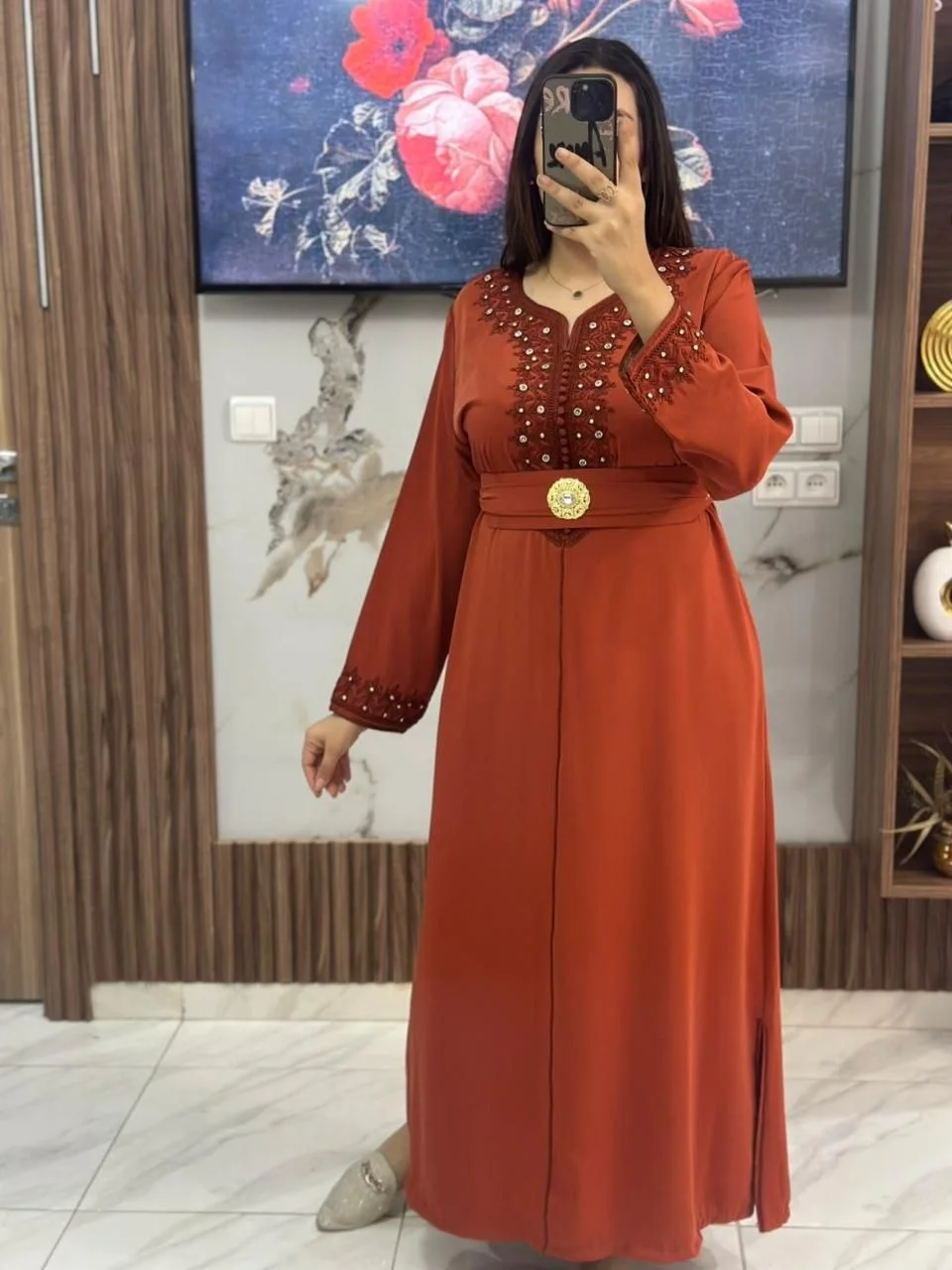 قفطان أنيق مطرّز بدقة ومزيّن بحبات اللؤلؤ