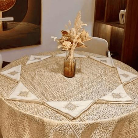 مفرش مائدة  مطرّز بالصم الحر مع  8  مناديل أنيقة مطرّزة - Nappe brodée.