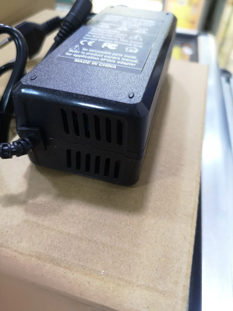 Chargeur 29.4V 2A ventilateur DC 5.5x2.1mm