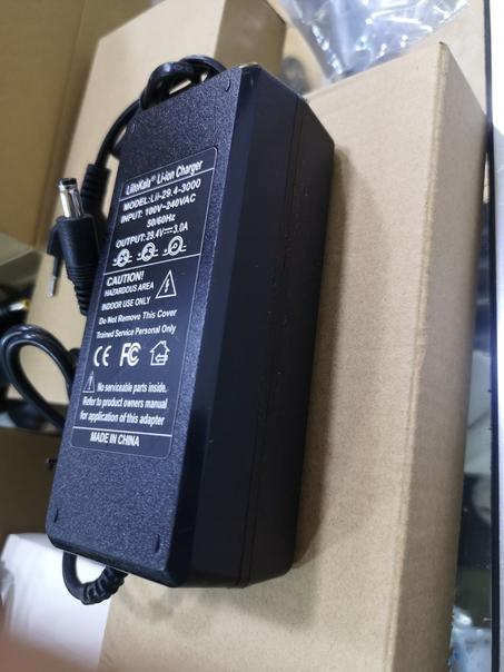 Chargeur 29.4V 2A ventilateur DC 5.5x2.1mm