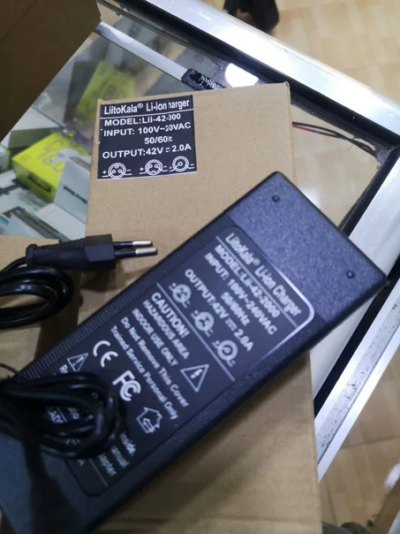 Chargeur liitokala 42v 2A DC 5.5x2.5mm