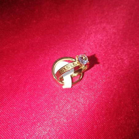 خاتم خطوبة فيرساتشي عصري للنساء – إكسسوار أنيق مع حجر لامع بتصميم فاخر