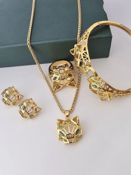 طقم جاغوار العصري