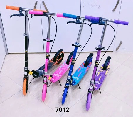 TROTINETTES AVEC SYSTÈME DE FREINAGE À MAIN ET ARRIÈRE