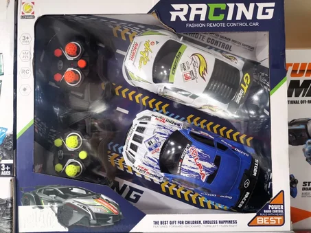2 VOITURES DE COURSE AVEC 2 TELECOMMANDES POUR COMPETITION