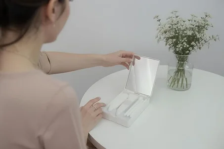 طقم أدوات تجميل مع مرآة، حافظة وردية، ٥ قطع