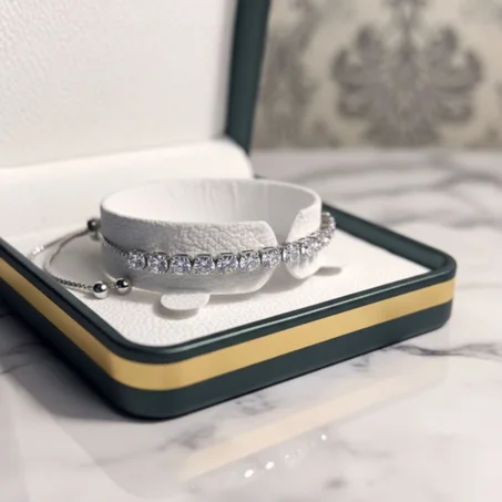 سوار نسائي أنيق مرصع بأحجار براقة