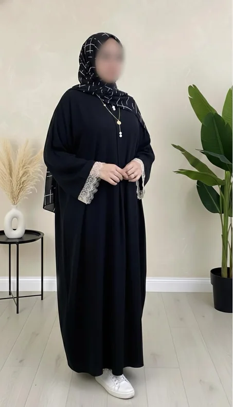 هاد العباية بتصميم أنيق وواسع كيعطي راحةبحجاب مرتب بأسلوب عصري وبسيط.