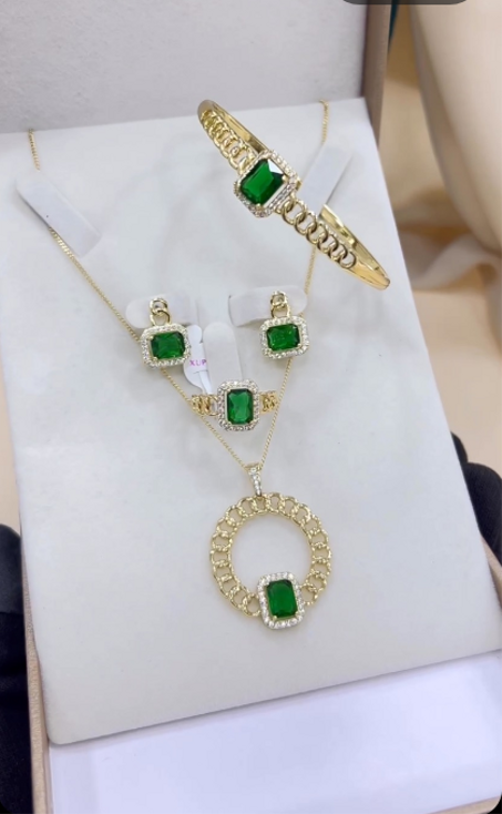 ✨ طقم أنيق بحجر أخضر فاخر