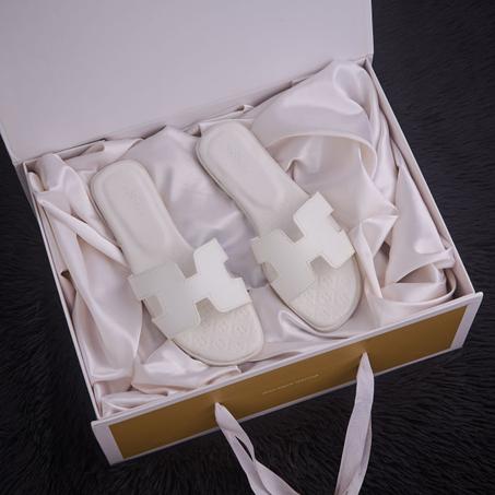 صندالة فخمة و مريحة، مصنوعة من الجلد الأصلي بجودة عالية