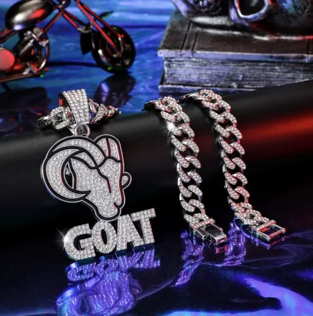 الساعة و القلادة