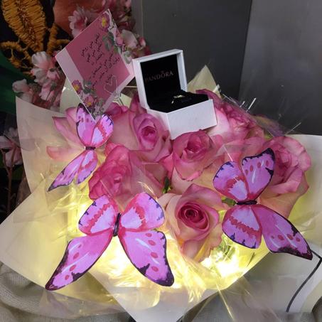 بوكيه ورد وفراشات