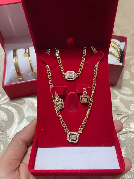 طقم نسائي أنيق