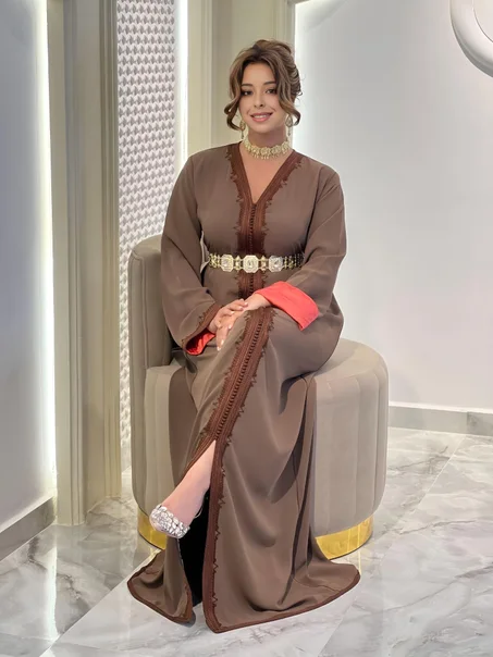 Caftan Moka Élégant avec Broderies et Ceinture Diamantée