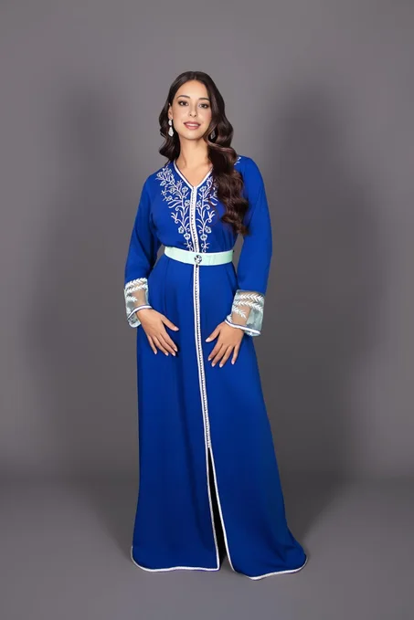 Caftan Bleu Royal avec Broderies Blanches Élégantes
