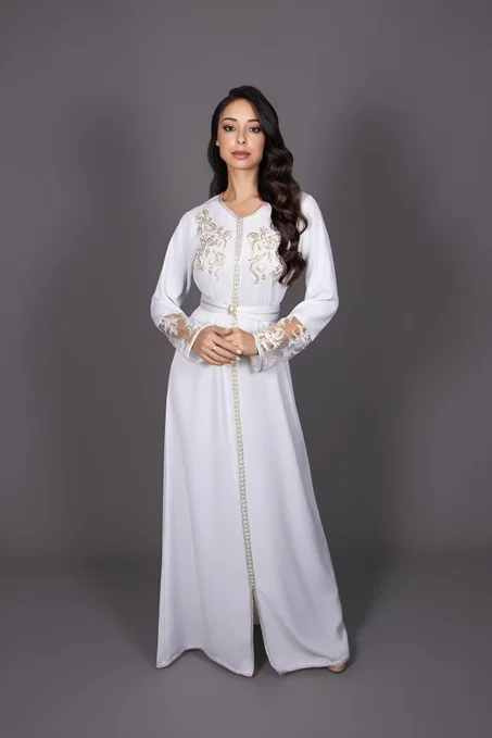Caftan Blanc Ethéré avec Broderies Dorées Élégantes