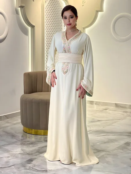 Caftan Blanc Élégant avec Broderies Colorées et Ceinture Subtile
