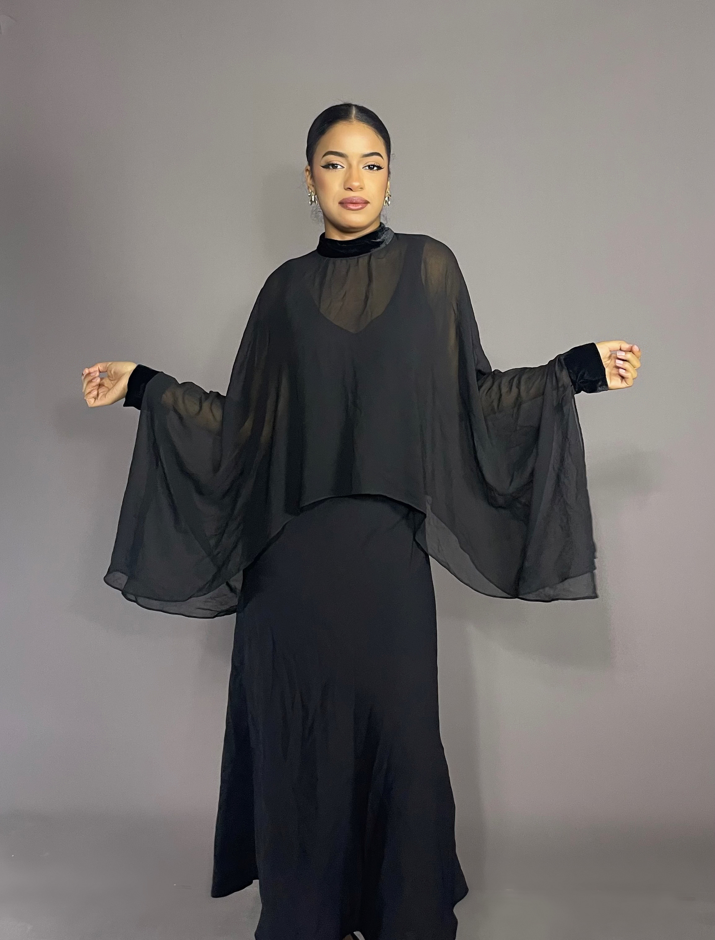 Robe noir avec cape transparent