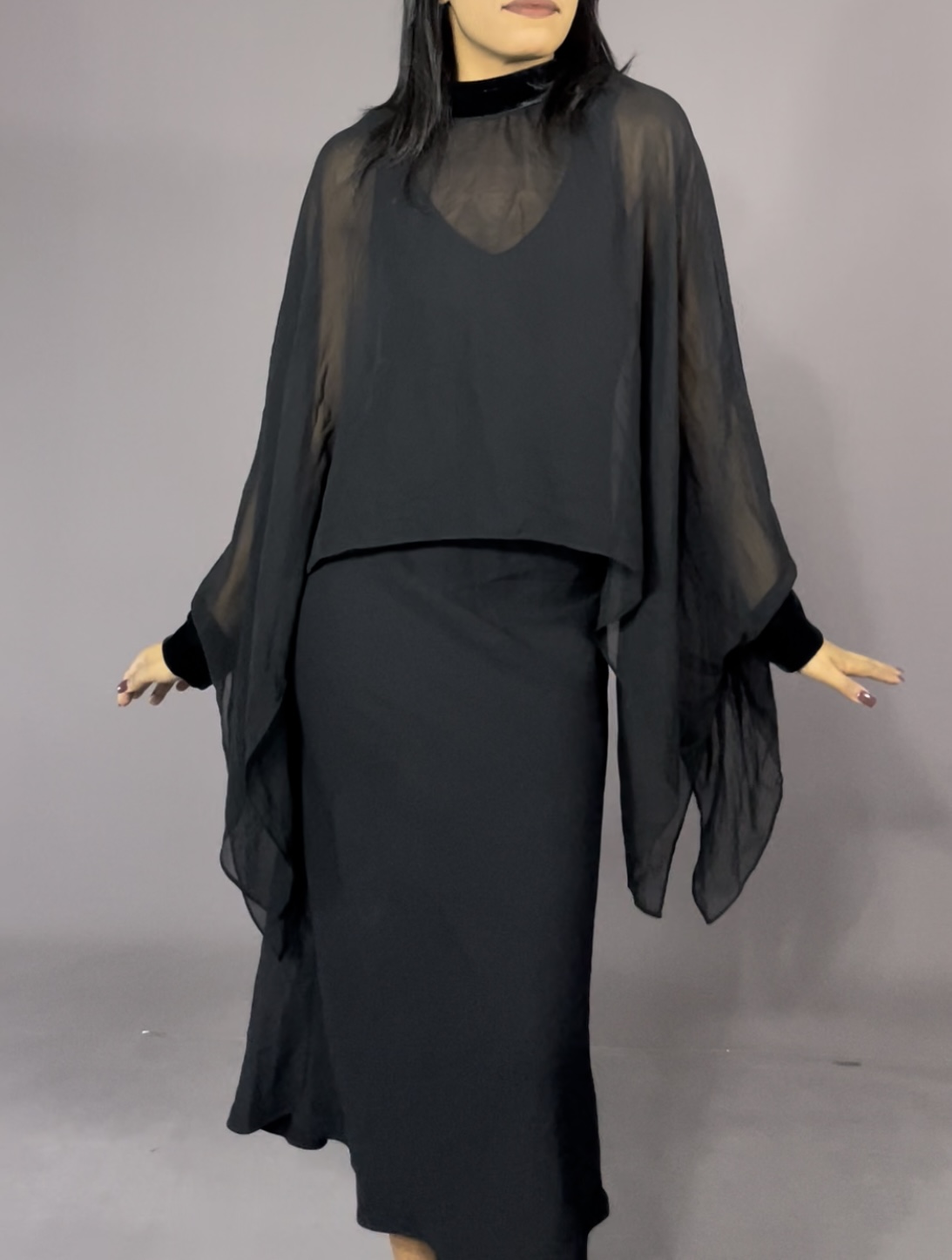 Robe noir avec cape transparent