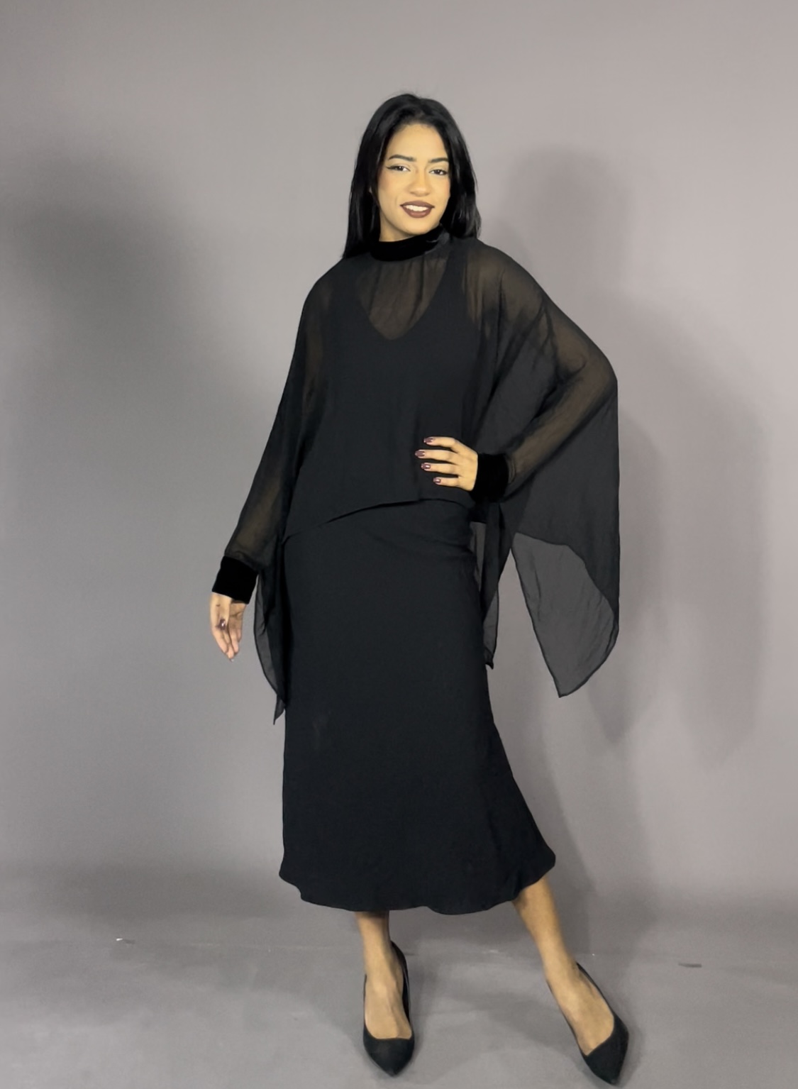 Robe noir avec cape transparent