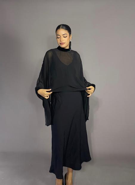 Robe noir avec cape transparent