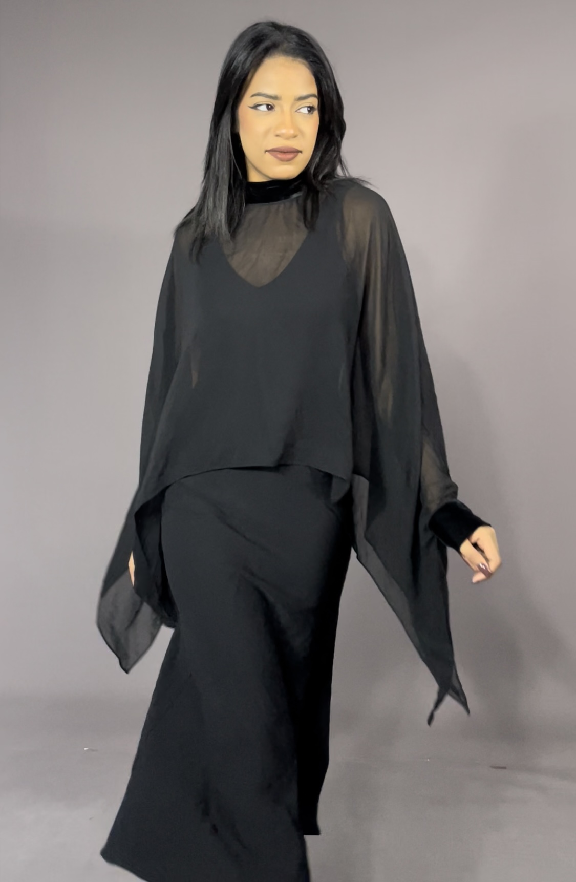 Robe noir avec cape transparent