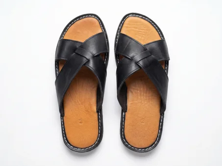 Classic “Cross” leather sandal – timeless black elegance.